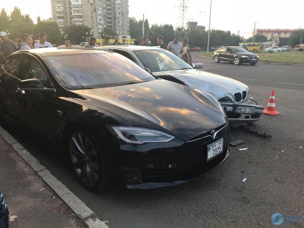 В Одессе подросток на отцовской машине устроил ДТП с Tesla