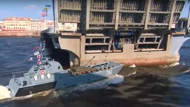 На параді ВМФ в Петербурзі корабель врізався в опору моста
