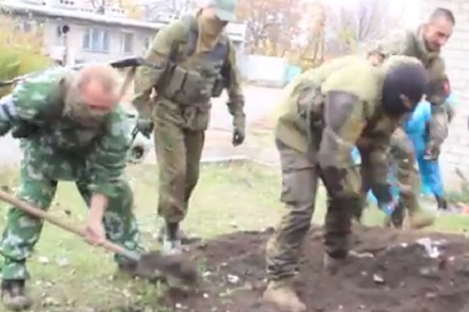 На Донбасі військовослужбовці РФ побили контрактника та закопали його живцем, після чого втекли з частини