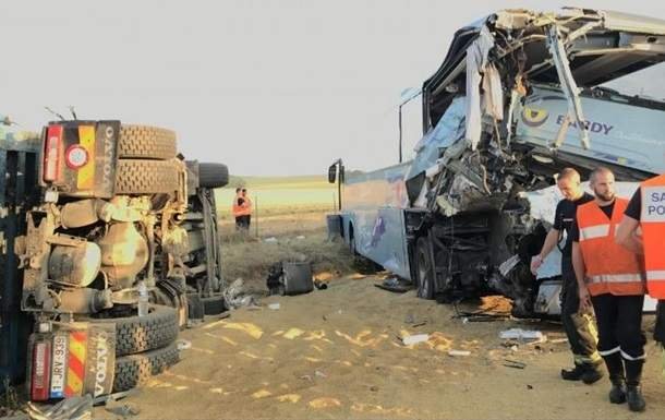 У Франції вантажівка зіткнулася з автобусом, постраждали діти