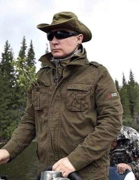 Мережу насмішило фото Путіна в імпортній куртці, «замаскованій» під російську