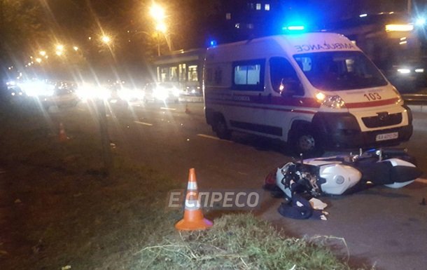 У Києві мотоцикліст збив людину і втік з місця аварії