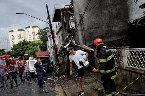 В Бразилії літак впав на житловий квартал, є загиблі. Відео