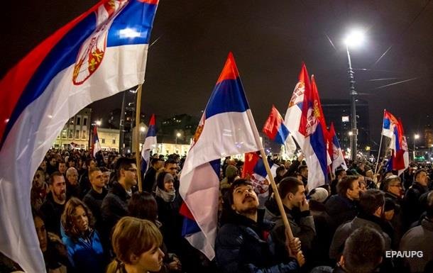 У Сербії знову розгорілися протести