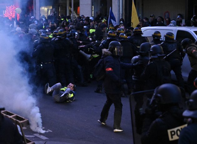 Протести у Парижі: «жовті жилети» знову вийшли на вулиці