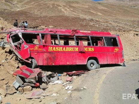 У Пакистані автобус урізався в гору, багато жертв