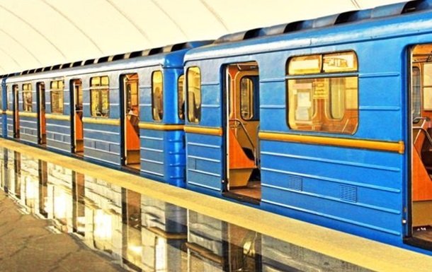 У київському метро пасажир впав на рейки 