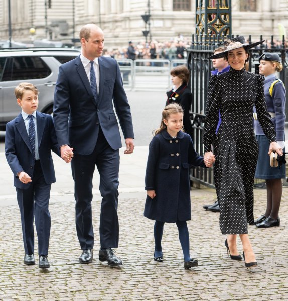 Кейт Міддлтон та принц Вільям з дітьми відвідали службу на честь принца Філіпа. Фото 
