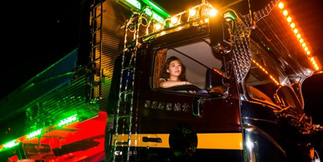 японка за рулём грузовика