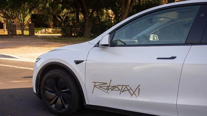 Роботакси Tesla не впечатлила: нарушает ПДД