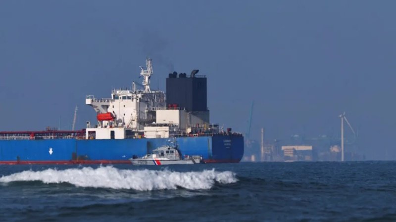 Капитан подозреваемого российского теневого танкера арестован во Франции